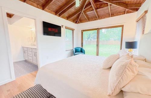 Alamo Heights Casa | Stylish Family Mid Century Modern 4 bed