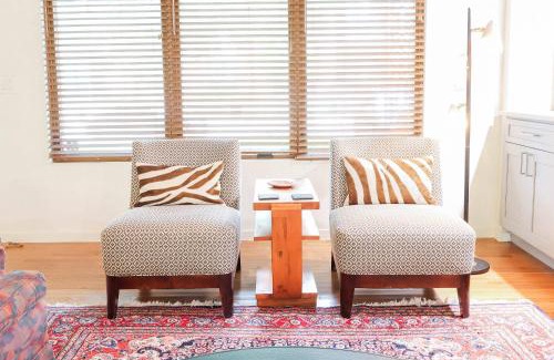 Alamo Heights Casa | Stylish Family Mid Century Modern 4 bed