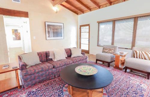 Alamo Heights Casa | Stylish Family Mid Century Modern 4 bed