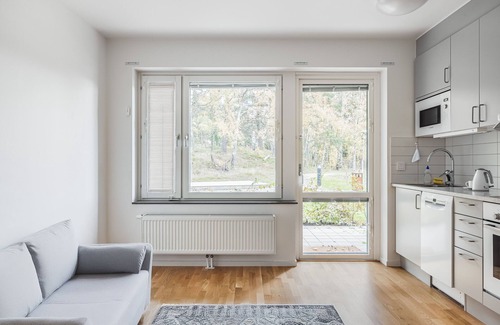 Upplands-Bro Municipality Apartamento | Stylish Flat Just 35 Min from Stockholm Central