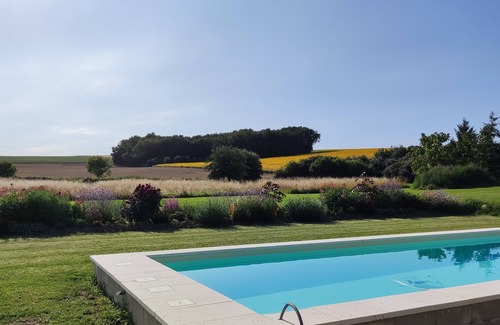 Saint-Martial-Viveyrol Apartamento | Stylish and secluded, L'Atelier is the perfect adults-only escape for two.