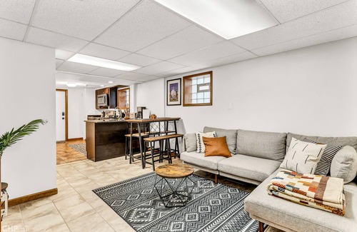 Dunning Apartamento | Stylish Garden-Level 2BR: Close to O'Hare & Downtown