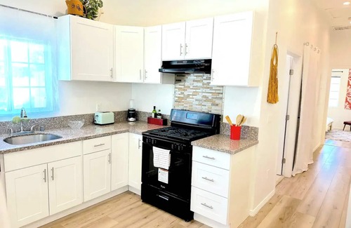Atwater Village Casa | Stylish, gated, 3B/3B Bungalow - next to Silverlake/Echo Park - private parking