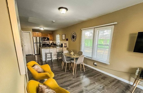 Temple Crest Casa | Stylish Getaway near Buschgardens