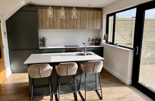 Castleknock Casa | Stylish home beside train station 20mins from Dublin City and Airport.
