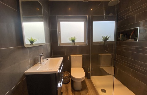 Castleknock Casa | Stylish home beside train station 20mins from Dublin City and Airport.