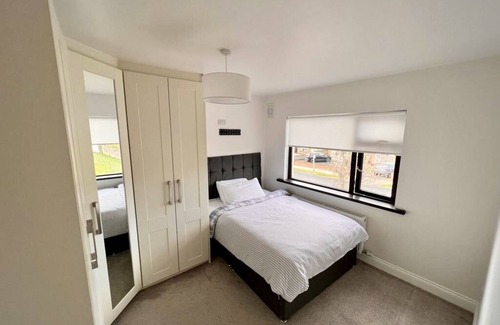 Castleknock Casa | Stylish home beside train station 20mins from Dublin City and Airport.