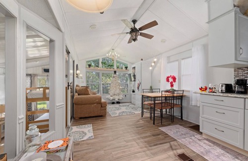 Kissimmee Casa | Stylish home / Cozy / Peaceful /diagonal back Lake