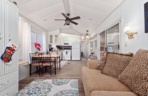 Kissimmee Casa | Stylish home / Cozy / Peaceful /diagonal back Lake