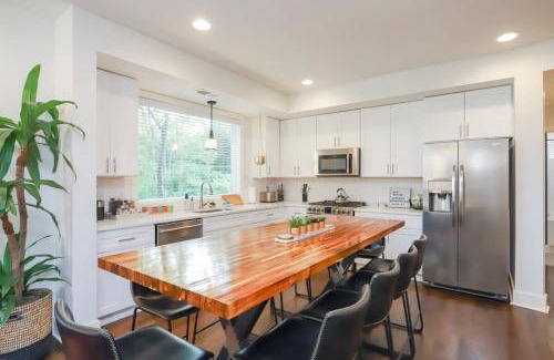 Historic Waverly Casa | Stylish Home for 12 8th Ave South 6 Beds