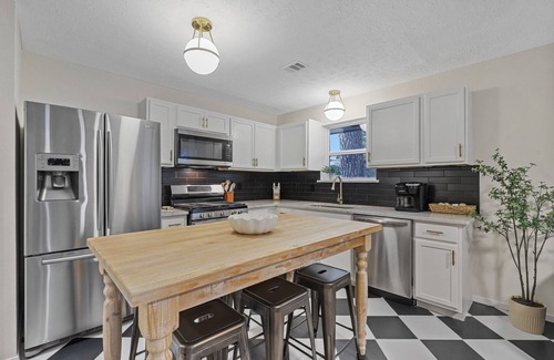 Central Arlington Casa | Stylish Home Hot Tub & Game Room near AT&T, Globe Life, UTA