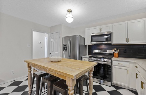 Central Arlington Casa | Stylish Home Hot Tub & Game Room near AT&T, Globe Life, UTA
