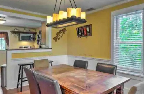 Mayville Casa | Stylish Home Near CHQ Institution & Lake Side Park-Back Yard for Entertaining