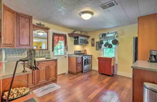Mayville Casa | Stylish Home Near CHQ Institution & Lake Side Park-Back Yard for Entertaining