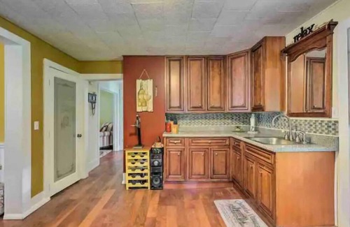 Mayville Casa | Stylish Home Near CHQ Institution & Lake Side Park-Back Yard for Entertaining
