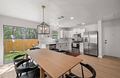 Maverick Creek Casa | Stylish home near UTSA, La Cantera, The Rim, and Six Flags