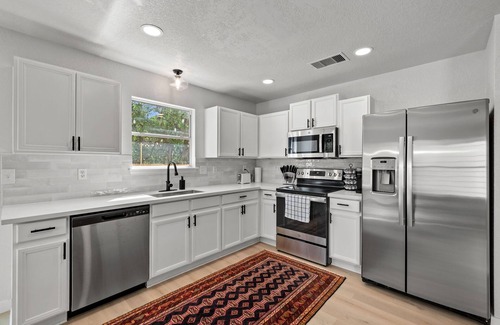 Maverick Creek Casa | Stylish home near UTSA, La Cantera, The Rim, and Six Flags