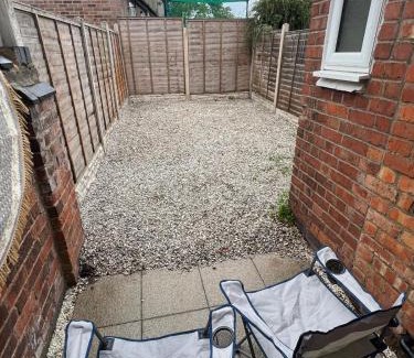 Coventry Casa | Stylish home Sleeps 4 Close to CBS Arena & City Centre with Garden