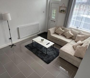 Coventry Casa | Stylish home Sleeps 4 Close to CBS Arena & City Centre with Garden