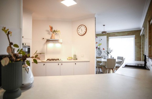 Esperance Casa | Stylish home to accommodate everyone. Only minutes away from town centre.