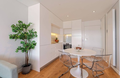 Campanha Apartamento | Stylish Home with Balcony and Garage by HostWise