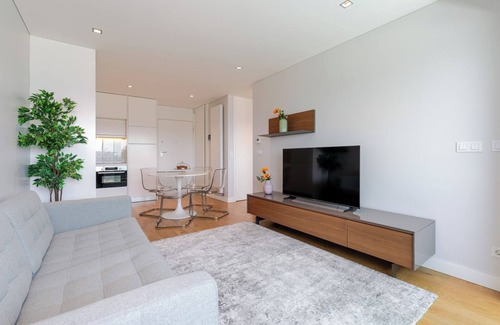 Campanha Apartamento | Stylish Home with Balcony and Garage by HostWise