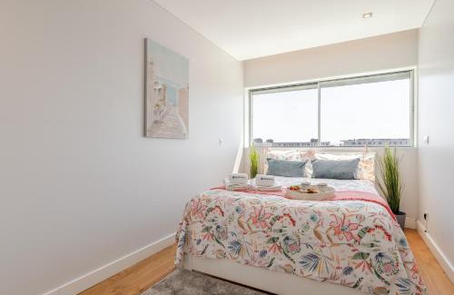 Campanha Apartamento | Stylish Home with Balcony & Garage by HostWise