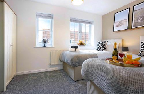 Luton Casa | Stylish House - Close to City Centre and Luton Airport - Free Parking, Super-Fast Wifi, Garden and Smart TV with Netflix by Yoko Property