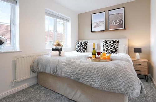 Luton Casa | Stylish House - Close to City Centre and Luton Airport - Free Parking, Super-Fast Wifi, Garden and Smart TV with Netflix by Yoko Property