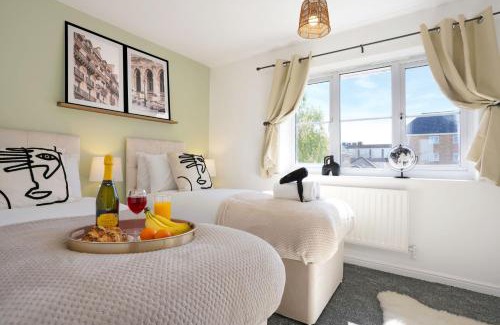 Luton Casa | Stylish House - Close to City Centre and Luton Airport - Free Parking, Super-Fast Wifi, Garden and Smart TV with Netflix by Yoko Property