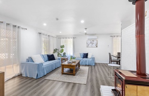 Kenmore Casa | Stylish House Near Bikeway and Lone Pine Koala