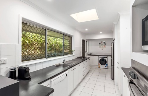 Kenmore Casa | Stylish House Near Bikeway and Lone Pine Koala