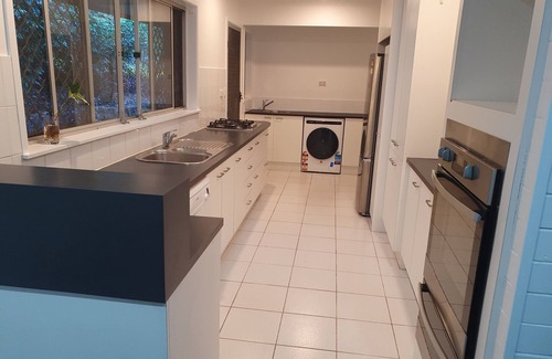 Kenmore Casa | Stylish House Near Bikeway and Lone Pine Koala