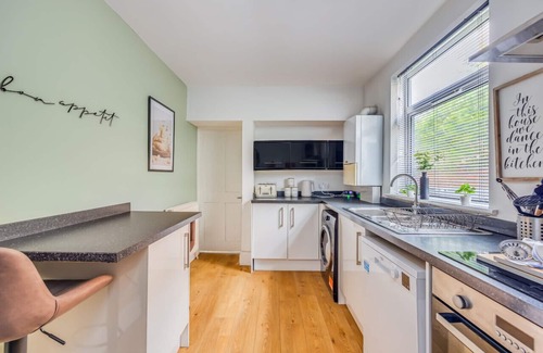 Northampton Casa | Stylish House with Pool Table, Free Parking, Fast WiFi and Smart TVs by Yoko Property