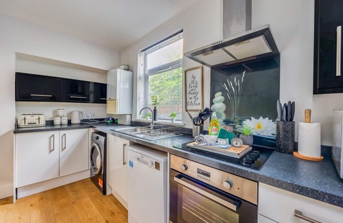 Northampton Casa | Stylish House with Pool Table, Free Parking, Fast WiFi and Smart TVs by Yoko Property