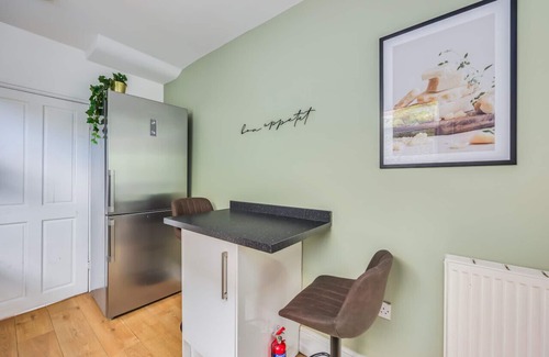 Northampton Casa | Stylish House with Pool Table, Free Parking, Fast WiFi and Smart TVs by Yoko Property
