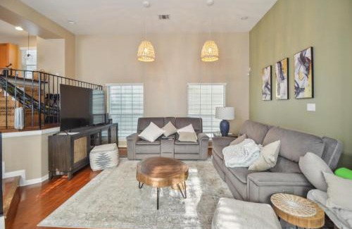 Shady Acres Casa | Stylish Houston Heights House townhouse