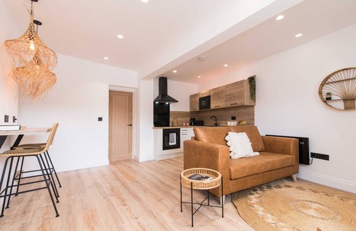 Rugby Apartamento | Stylish Ibiza Style Apartment with Private Entrance + Patio Area