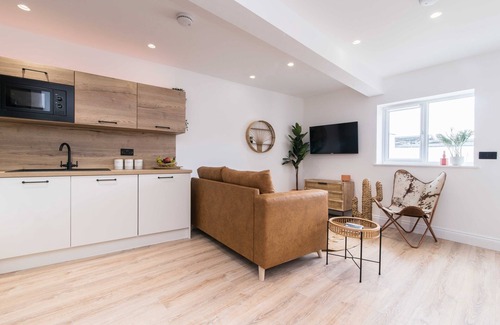 Rugby Apartamento | Stylish Ibiza Style Apartment with Private Entrance + Patio Area