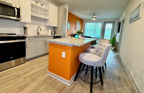 Southside Apartamento | Stylish King Bed Southside Pool Gym TownCenter I95 Share Save