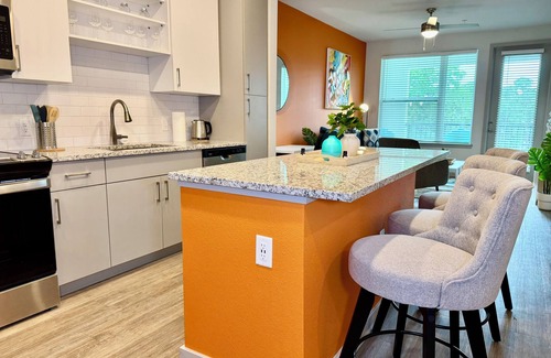 Southside Apartamento | Stylish King Bed Southside Pool Gym TownCenter I95 Share Save