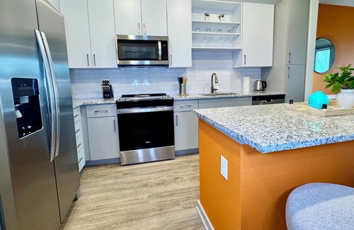 Southside Apartamento | Stylish King Bed Southside Pool Gym TownCenter I95 Share Save