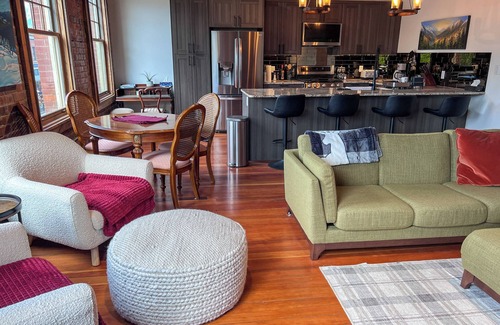 Historic Downtown Fernie Apartamento | STYLISH l 3 BEDROOMS l SLEEPS 7 ADULTS l DOG FRIENDLY