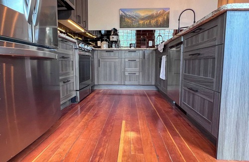 Historic Downtown Fernie Apartamento | STYLISH l 3 BEDROOMS l SLEEPS 7 ADULTS l DOG FRIENDLY