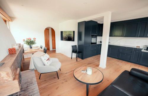 Laax Apartamento | Stylish Lakeview Apartment Balcony & Free Parking