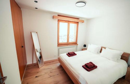 Laax Apartamento | Stylish Lakeview Apartment Balcony & Free Parking