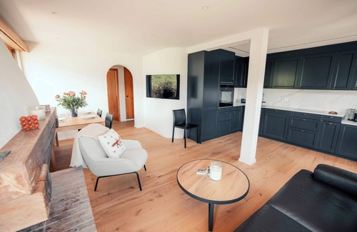 Laax Apartamento | Stylish Lakeview Apartment, Balcony & Free Parking