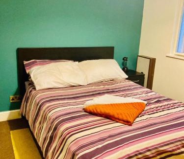 Finchley Church End Casa | Stylish London Living with Free Parking in Super Host 5 Star Home
