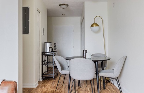 Mission Hill Apartamento | Stylish Longwood studio, parking, elevator, w/d, by Blueground
