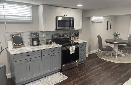 Stanton Apartamento | Stylish lower level apartment